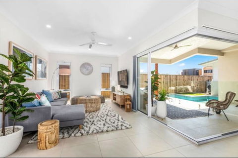 Brand New PRIZE HOME 50m Path To Beach - Accommodation Rockhampton 0