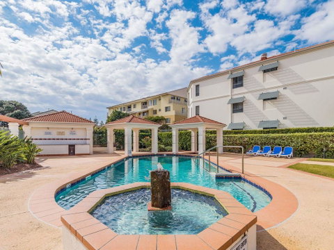 Breakers Block 1 Unit 1- Pool In Complex - Across The Road From The Beach - Accommodation Rockhampton 0