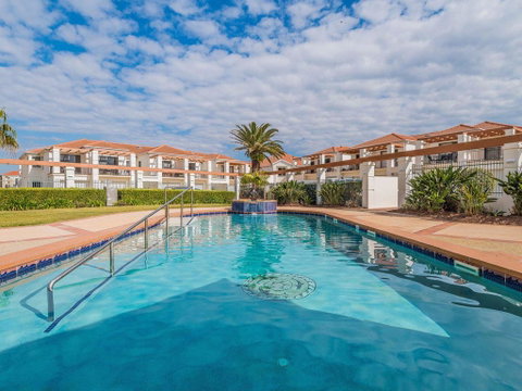 Breakers Block 1 Unit 1- Pool In Complex - Across The Road From The Beach - Accommodation Rockhampton 1