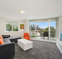 Bridge and Sails - Views of the Bridge and Opera House from this Executive 2BR Apartment in Darlinghurst - Accommodation Rockhampton
