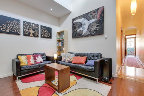 Bright And Airy Home Tucked Away In Funky Newtown - Accommodation Rockhampton 2