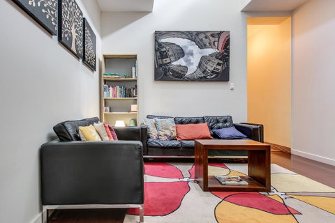 Bright And Airy Home Tucked Away In Funky Newtown - Accommodation Rockhampton 0