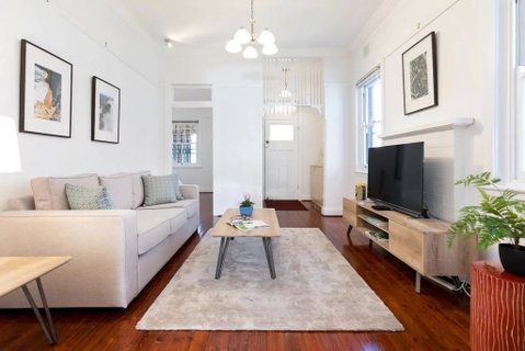Bright And Elegant Executive 3 Bedroom Family Home - Accommodation Rockhampton 0