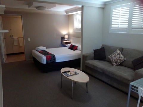 Brisbane Street Studios - Accommodation Rockhampton 2