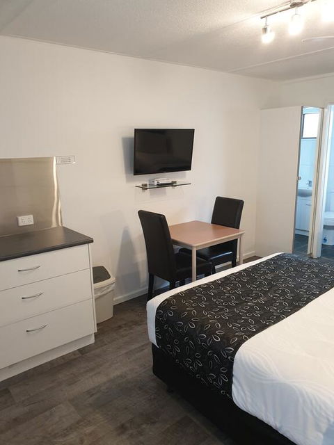 Budget On The Lake - Accommodation Rockhampton 0