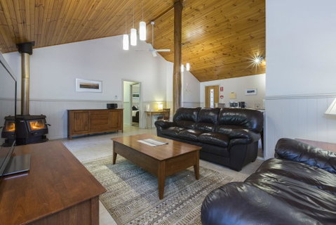 Bushy Lake Chalets - Accommodation Rockhampton 2