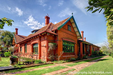 Buxton Manor - Accommodation Rockhampton 0