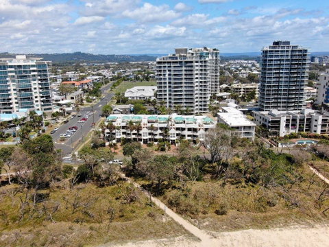 Camargue Beachfront Apartments - Accommodation Rockhampton 2