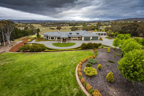 Canberra Luxury Estate - Accommodation Rockhampton 2