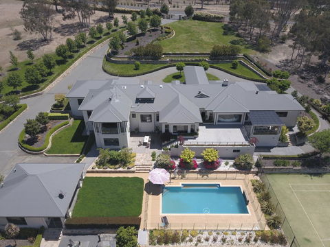 Canberra Luxury Estate - Accommodation Rockhampton 0