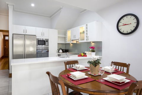 Carrington Charm - CBD - WiFi - Parking - Accommodation Rockhampton 3