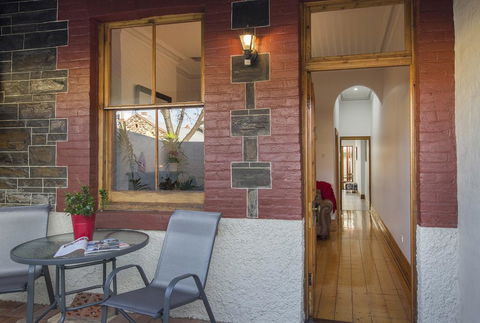 Carrington Charm - CBD - WiFi - Parking - Accommodation Rockhampton 2