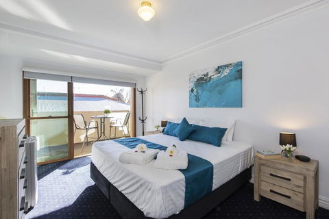 Carrington Charm - CBD - WiFi - Parking - Accommodation Rockhampton 0