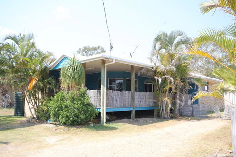 CASTAWAY BEACH HOUSE - Accommodation Rockhampton 0