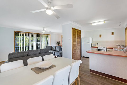 Catalina 12 Holiday House - Walk To Beaches - Accommodation Rockhampton 0
