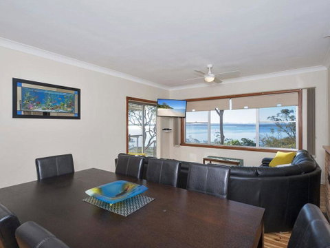 Catch Of The Day', 72 Government Road - Great House With Water Views - Accommodation Rockhampton 3