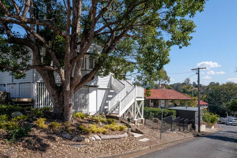 Central Cottage - Accommodation Rockhampton 0