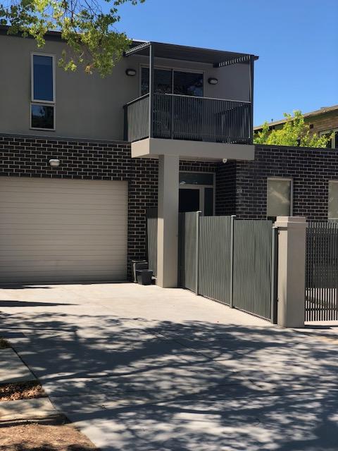 Central Executive 4br Townhouse - Accommodation Rockhampton 1