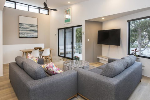 Central Heights - Main Street Views - Accommodation Rockhampton 0