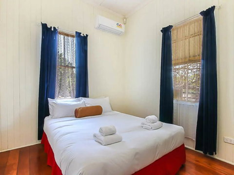 Charming Characterful Rustic-style Home Near The Gabba - Accommodation Rockhampton 3