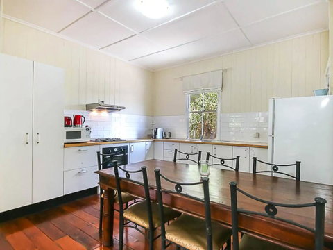Charming Characterful Rustic-style Home Near The Gabba - Accommodation Rockhampton 1