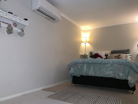 Churchill's B&B Twin Spa Getaway - Accommodation Rockhampton 0