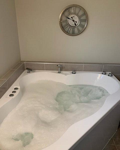 Churchill's B&B Twin Spa Getaway - Accommodation Rockhampton 3
