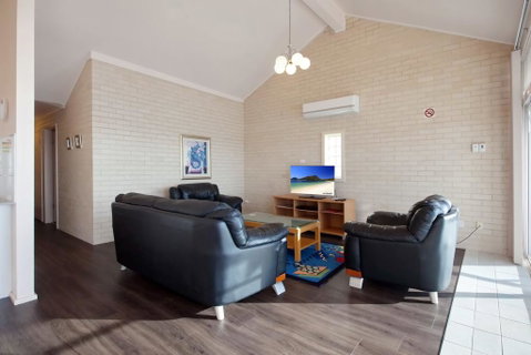 Classic View, 2/49 Victoria Parade - Accommodation Rockhampton 1