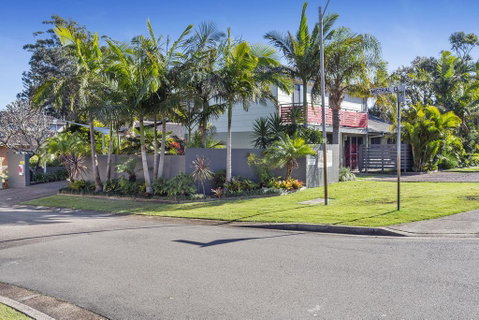 COCONUTS - Accommodation Rockhampton 0