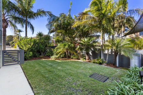 COCONUTS - Accommodation Rockhampton 1
