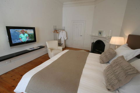 Colhurst House - Accommodation Rockhampton 0