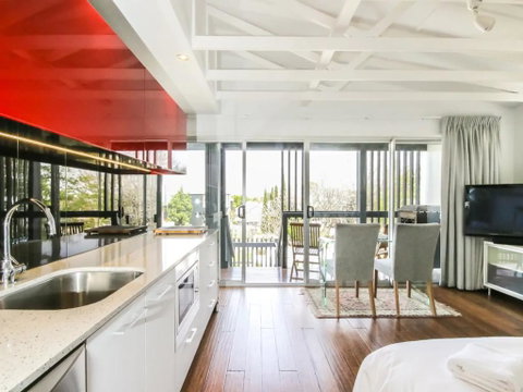Cool Architect-Designed Studio Close To CBD - Accommodation Rockhampton 3
