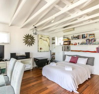Cool Architect-Designed Studio Close To CBD - Accommodation Rockhampton