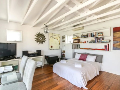 Cool Architect-Designed Studio Close To CBD - Accommodation Rockhampton 0