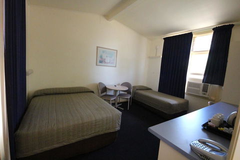 Coolabah Motel - Accommodation Rockhampton 2