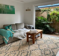 Cosy Backyard Apartment Close To Miami Beach - Accommodation Rockhampton