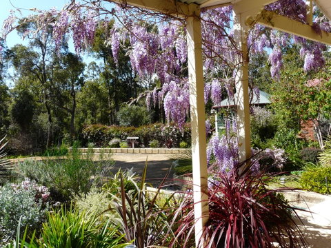 Country Charm Retreat B&B - Accommodation Rockhampton 0