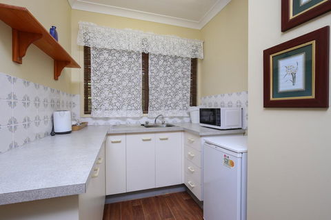 Country Lodge Motel - Accommodation Rockhampton 2