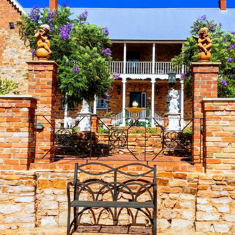 Courtyard Faversham House - Accommodation Rockhampton 3