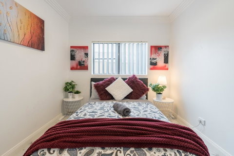 Cozy Duplex Home 3 Bdrms 1 Bath Sleeps 6 - Accommodation Rockhampton 0
