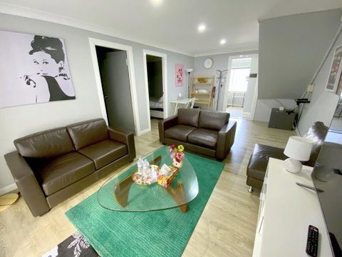 Cozy Inner West City Hideaway - Accommodation Rockhampton 0