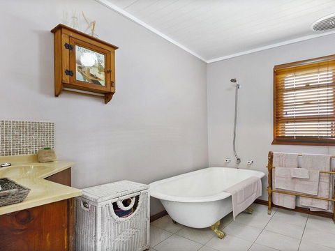 Cudgee - Quaint Cottage With Separate Cabin - Accommodation Rockhampton 3