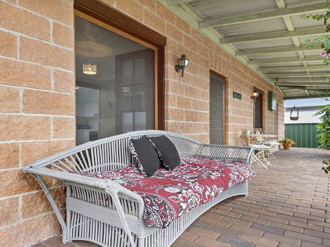 Cudgee - Quaint Cottage With Separate Cabin - Accommodation Rockhampton 0