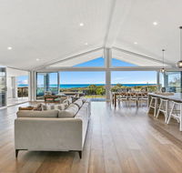 Dayz Dreamin - pool gas fireplace and beachfront - Accommodation Rockhampton