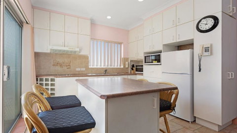 Debra Court 11 - Accommodation Rockhampton 1