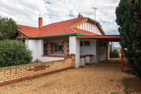 Doreen's - Accommodation Rockhampton 2
