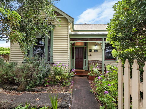EAMONT ON SACKVILLE - Accommodation Rockhampton 1