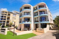 Eastbourne U4 80 Esplanade Golden Beach