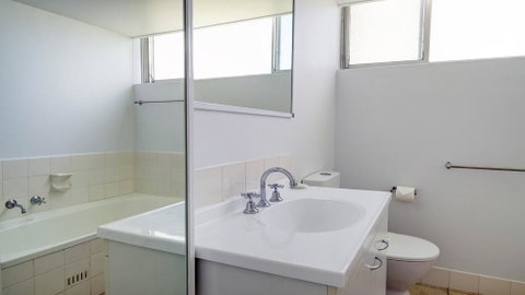 Ebbtide 2 - On Main Beach! - Accommodation Rockhampton 1