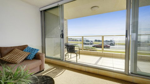 Ebbtide 2 - On Main Beach! - Accommodation Rockhampton 2